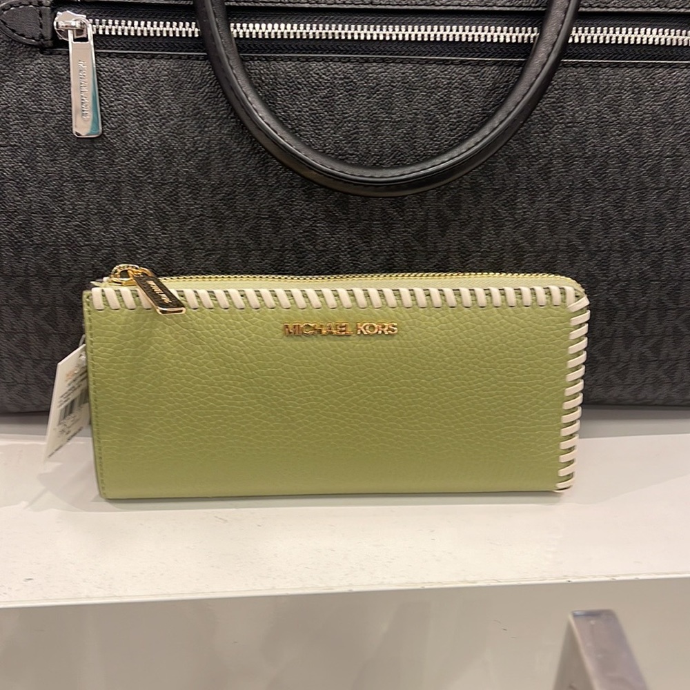 Michael Kors Jet Set Travel Large Pebble Leather Quarter-Zip Wallet
NWT - Picture 6 of 16